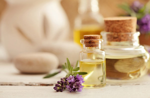 Masážní oleje jsou nedílnou součástí prakticky všech masážních procedur.