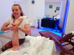 Příjemná relaxační masáž zadní strany nohou a uvolnění achilovky. Iva Antošová www.statusfit.cz